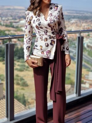Conjunto blusa cruzada estampada detalle moña y pantalón marrón