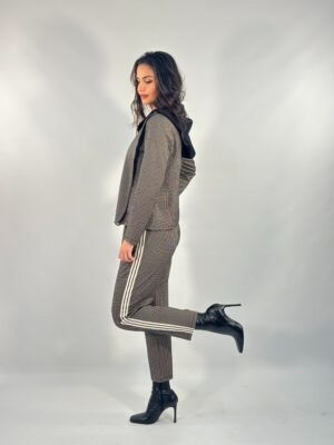 Conjunto blazer y pantalón pata de gallo detalle franjas laterales